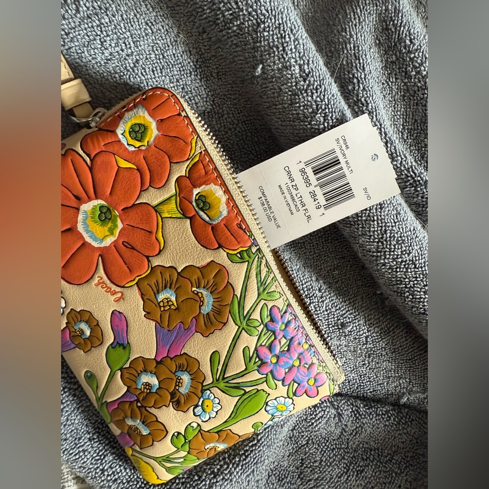 Rare! Coach wristlet NWT